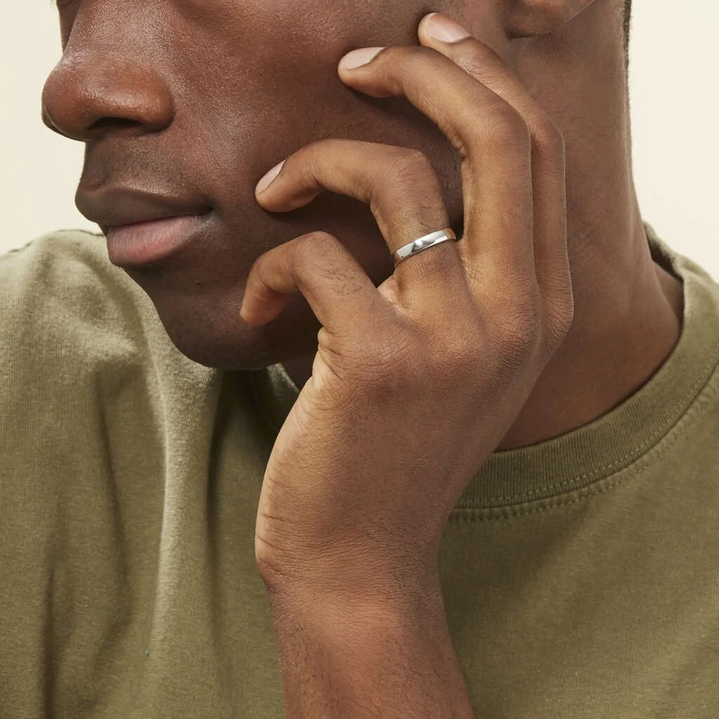 Histoire D'Or Alliance Julie Ruban Classique Or Blanc – Image 6